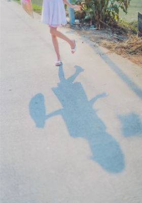 李丽珍不扣纽扣的女孩